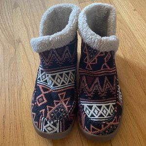 Sanuk slip on fuzzy boots womens size 8 barely worn